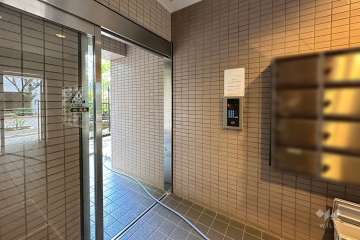 エントランスはオートロック付きです。