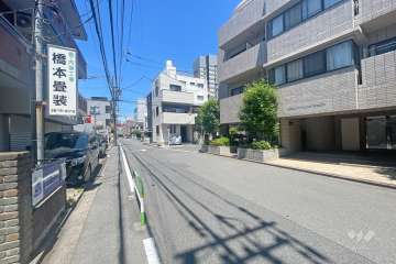 敷地北西側の前面道路（南西側から）