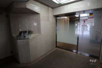 エントランスはオートロック付きです。