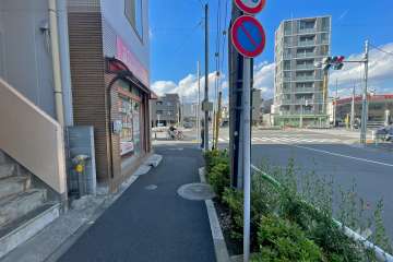 敷地東側の前面道路（南側から）