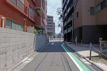 敷地南側の前面道路（西側から）