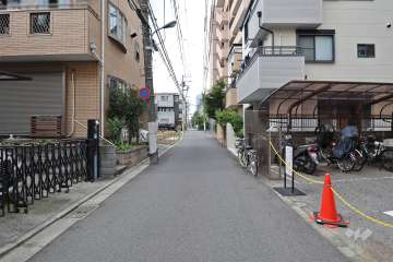 敷地西側の前面道路（南側から）