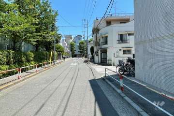 敷地北側の前面道路