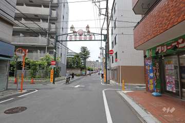 敷地南側の前面道路（東側から）