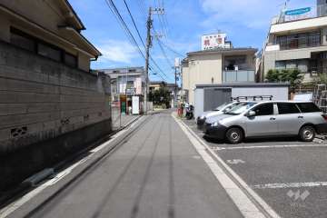 敷地の西側前面道路（南側から）