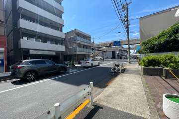 敷地の西側前面道路（南側から）