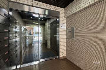 エントランスはオートロック付きです。