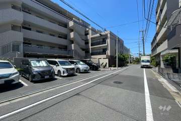 敷地の北側前面道路（東側から）