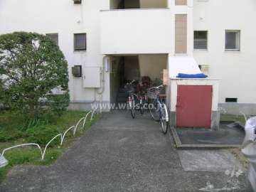 共用ポストのある階段入口