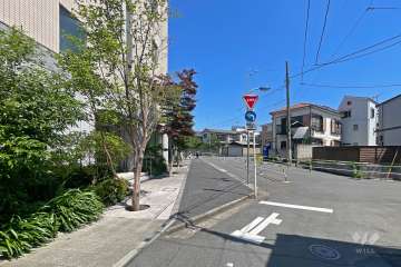 敷地の東側前面道路（南側から）