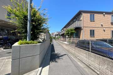 敷地の北側前面道路（東側から）