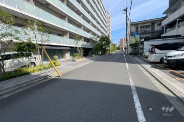 敷地西側の前面道路