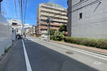 敷地の北側前面道路（西側から）