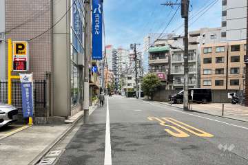 敷地の北側前面道路（東側から）