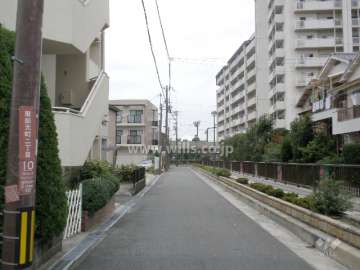 マンションの南側道路