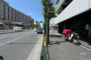 敷地西側の前面道路　