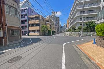 敷地の北側前面道路（東側から）