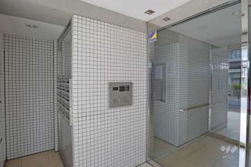 エントランスはオートロック付きです。