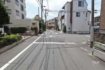 敷地北西側の前面道路（北東側から）