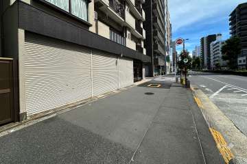 敷地西側の前面道路（北側から）