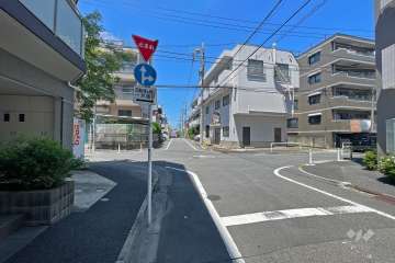 敷地北側の前面道路（東側から）