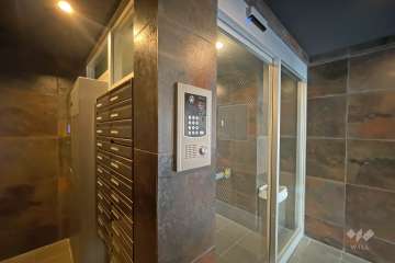 エントランスはオートロック付きです。