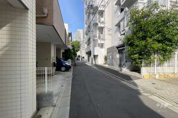 敷地の北側前面道路（西側から）