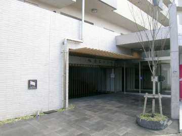 オートロックと宅配ボックスの付いたエントランス