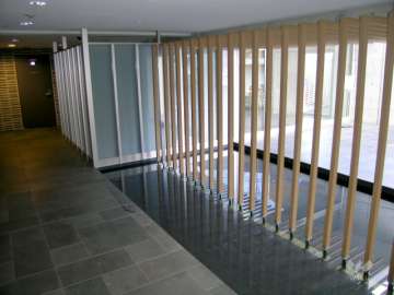 コンクリート打ち放しと水盤がお洒落なエントランスホール