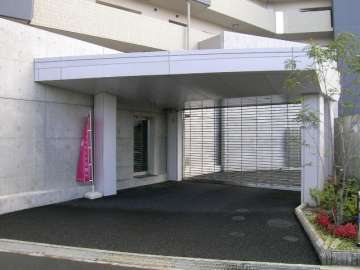 リングシャッター付きの駐車場入口