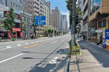 敷地南東側の前面道路（北東側から）