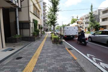 敷地北東側の前面道路（南東側から）