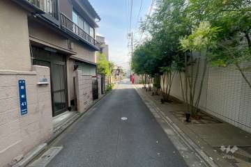 敷地北西側の前面道路