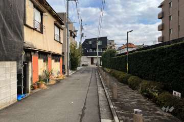 敷地北側の前面道路（西側から）