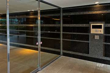 エントランスはオートロック付きです。