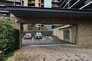 駐車場の出入り口（リングシャッター付き）・敷地内駐車場（屋外平面式）