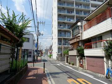 敷地西側の前面道路