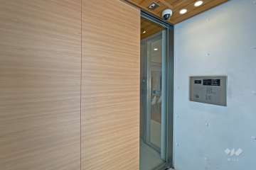 エントランスはオートロック付きです。