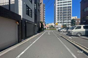 敷地南側の前面道路（東側から）