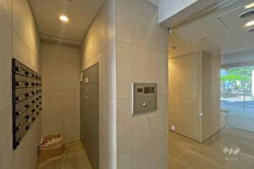 エントランスはオートロック付きです。