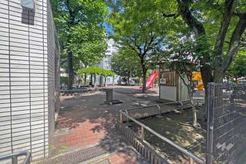 敷地に隣接した『北区立赤羽東公園』