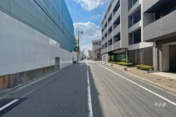 敷地北東側の前面道路（北西側から）