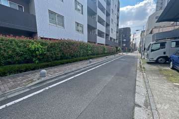 敷地南西側の前面道路（北西側から）