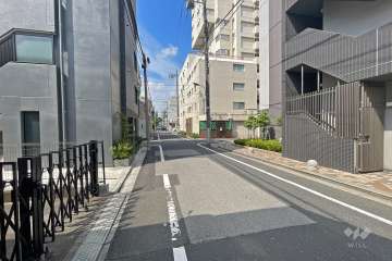 敷地南東側の前面道路（北東側から）