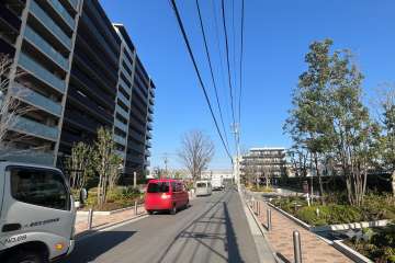 敷地北側の前面道路(西側から)