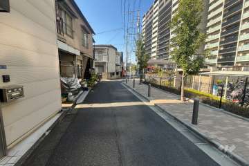 敷地西側の前面道路(南側から)