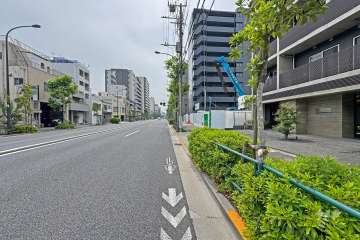 敷地の北東側前面道路は明治通りです（北西側から）。