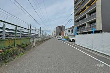 敷地の南西側前面道路（南東側から）