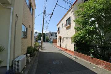 敷地南西側の前面道路（南東側から）