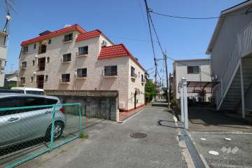 「夙川オアシスロード」から約110ｍの距離にあり、周辺は閑静な住宅地です。